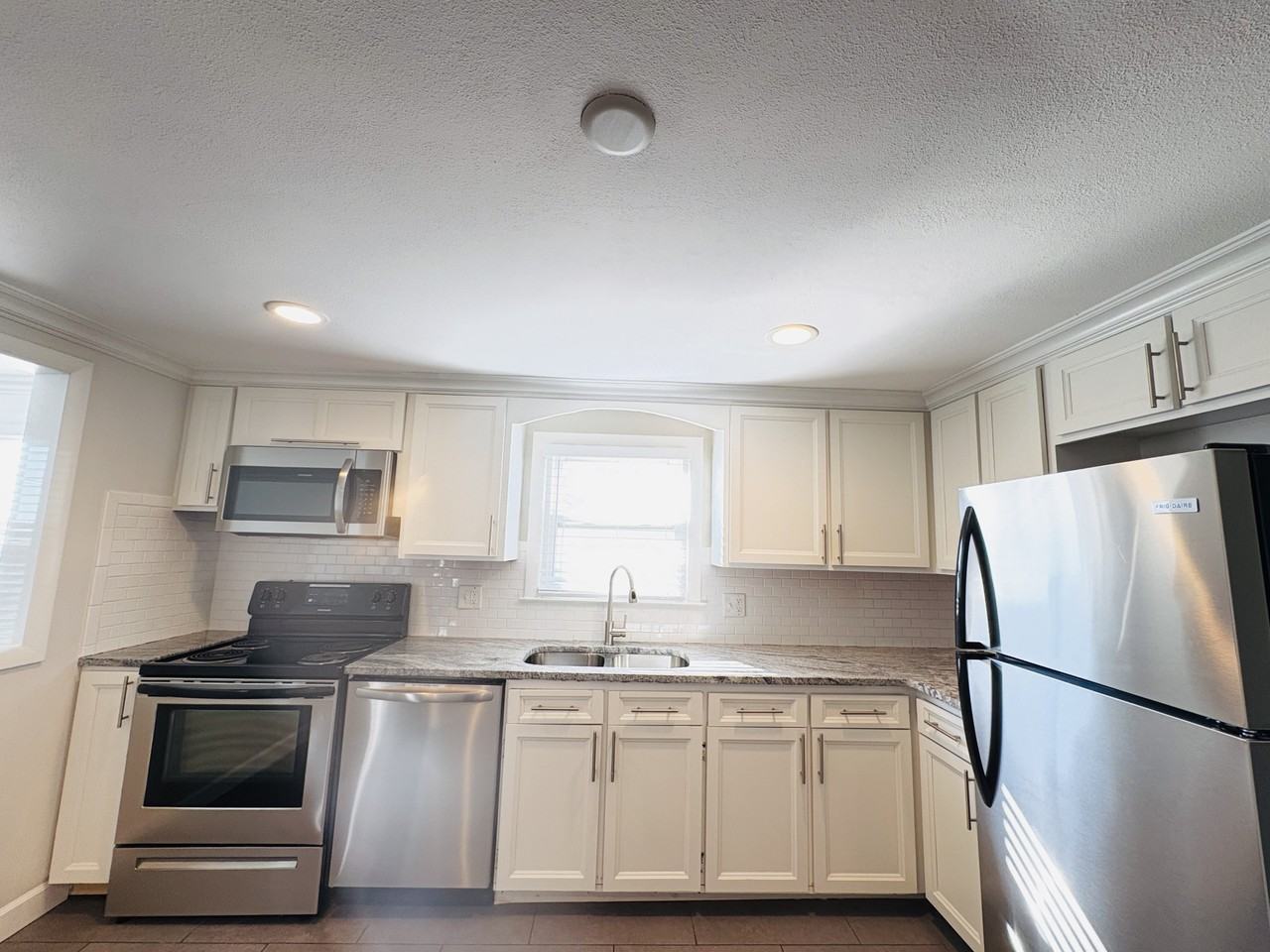 385 Quaker Ln S #387 - Photo 3 of 10