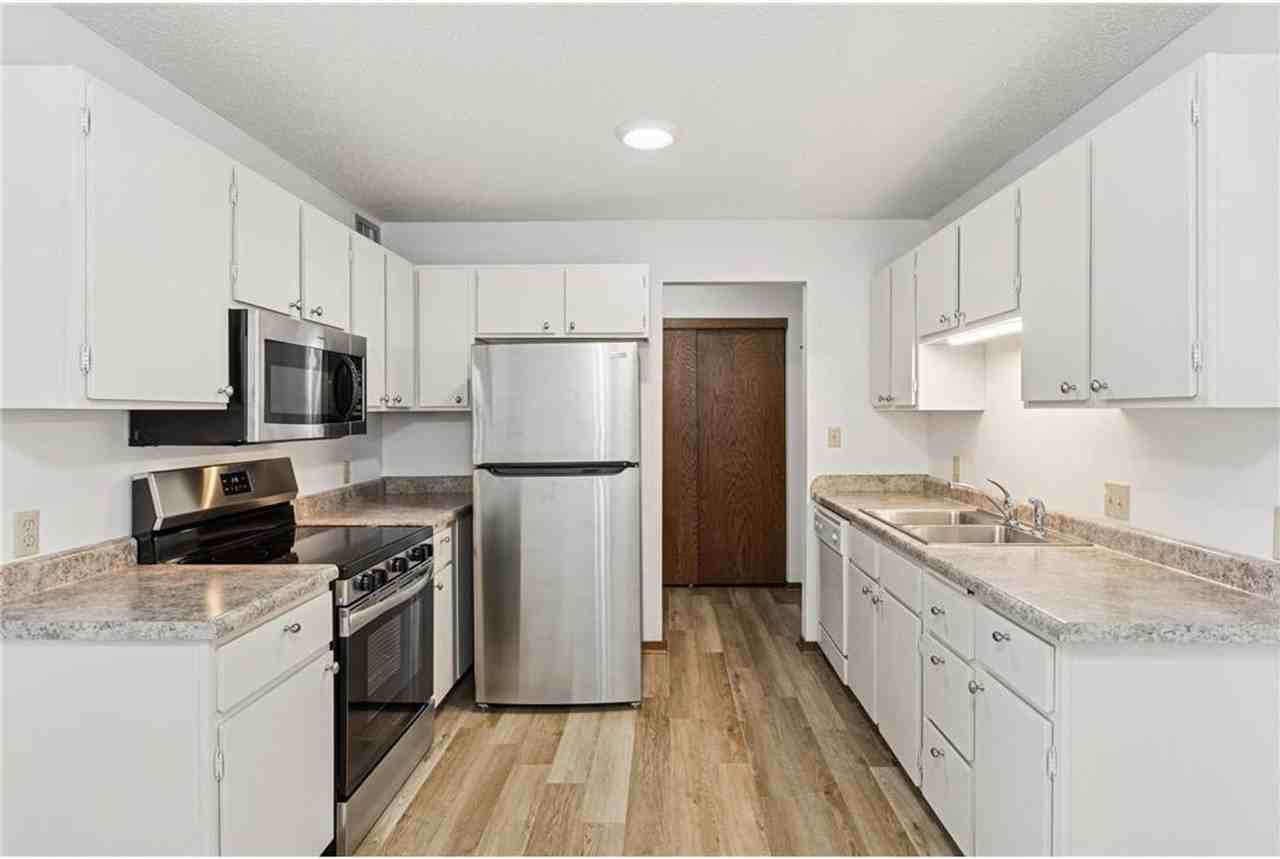 311 Pleasant Avenue - Photo 4 of 31