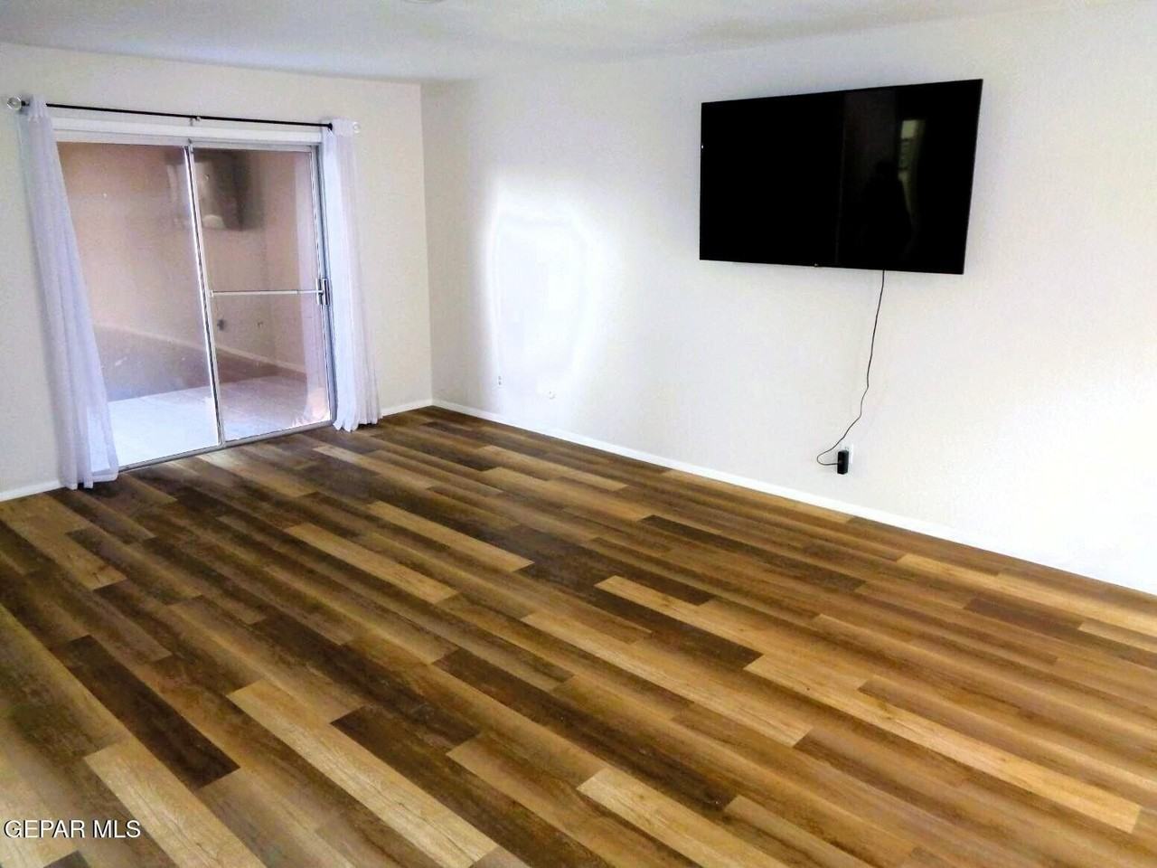 10405 Ashwood Dr Unit B #B - Photo 2 of 26