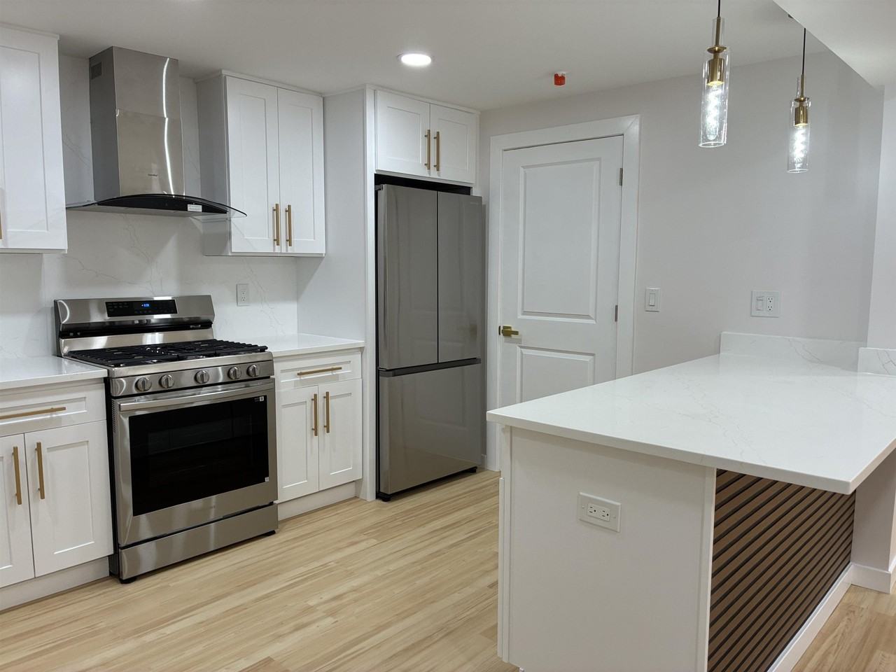 716 11th St #1 - Photo 4 of 37