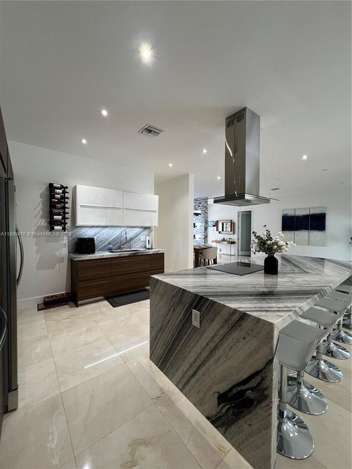 16326 Mariposa Cir N - Photo 3 of 27