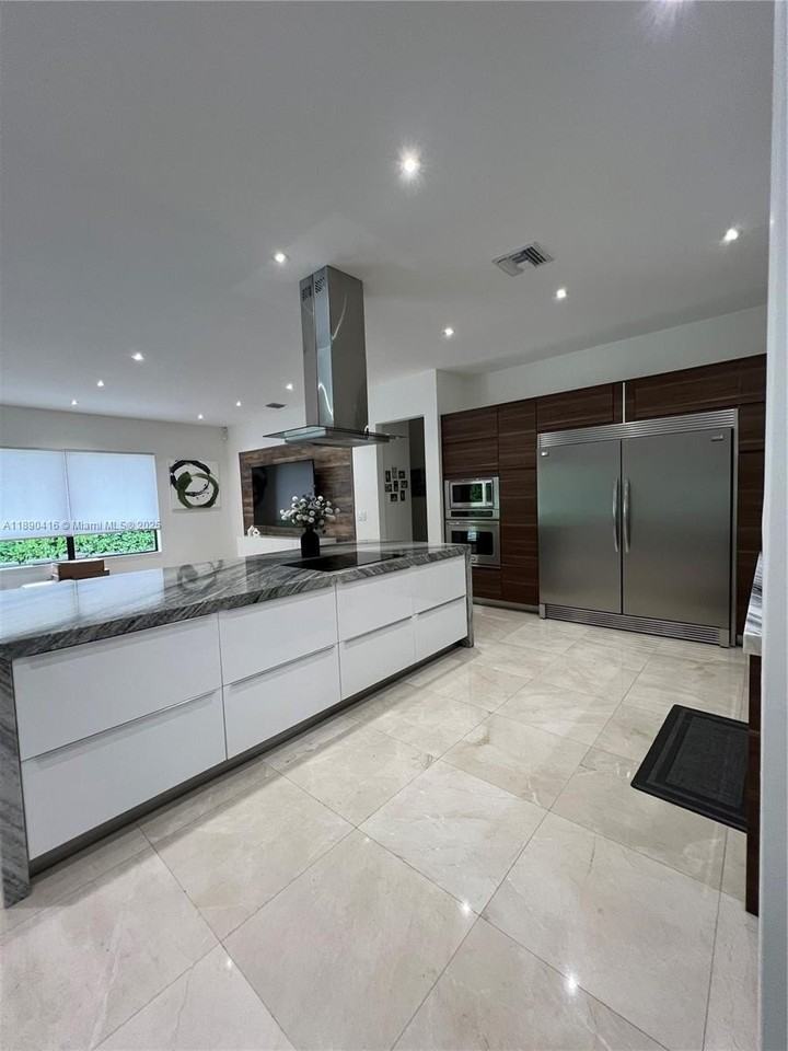 16326 Mariposa Cir N - Photo 5 of 27