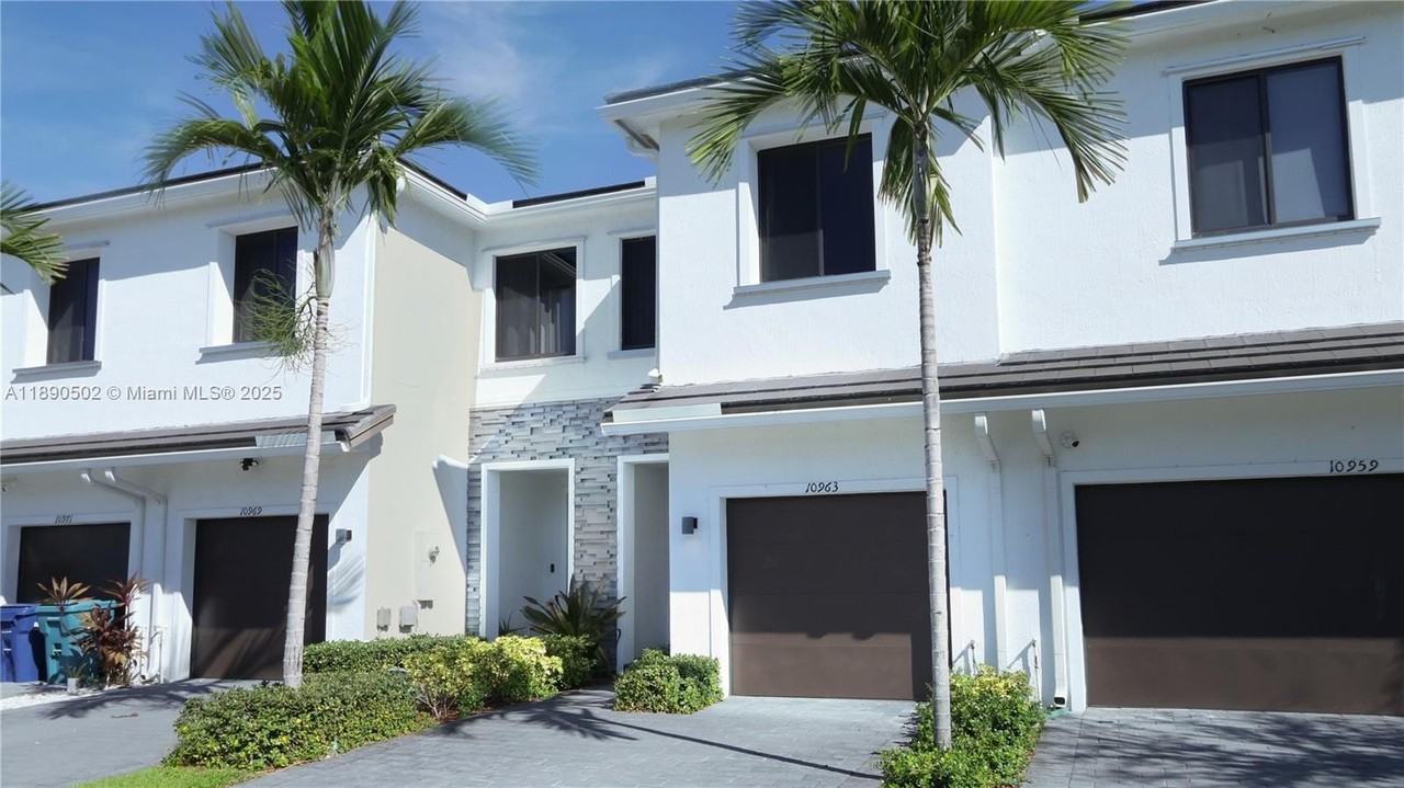 10963 Southwest 233rd Street - Photo 4 of 35