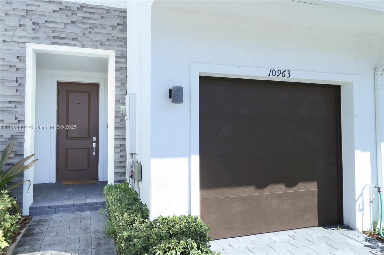 10963 Southwest 233rd Street - Photo 5 of 35