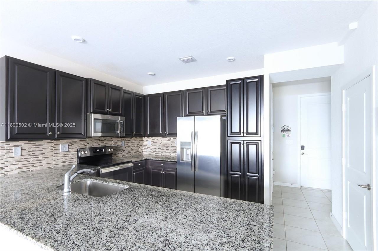 10963 Southwest 233rd Street - Photo 7 of 35