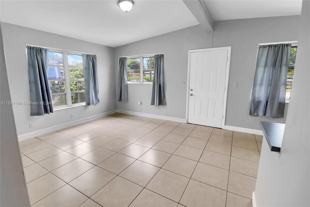 272 Nw 30th Ter - Photo 3 of 8