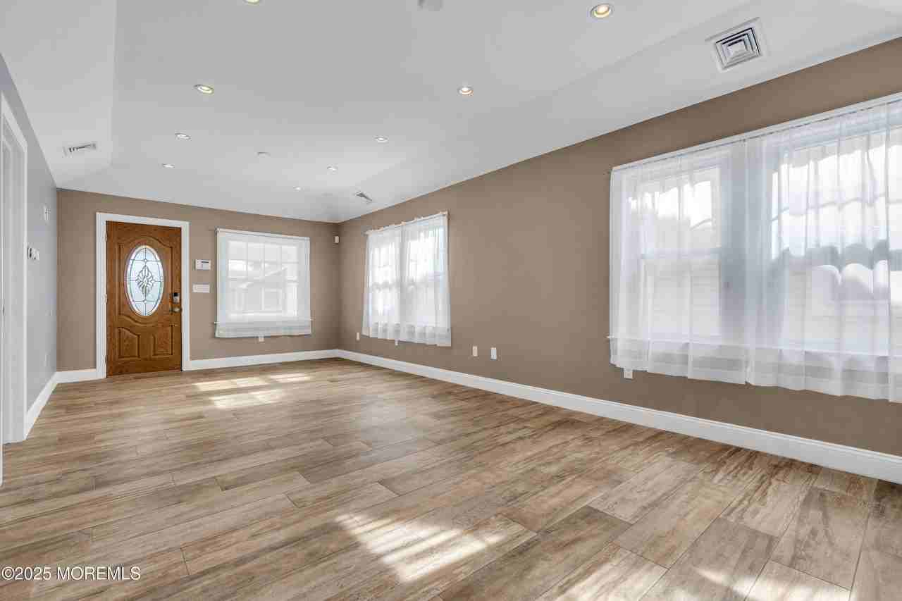 35 Lipman Pl - Photo 5 of 32