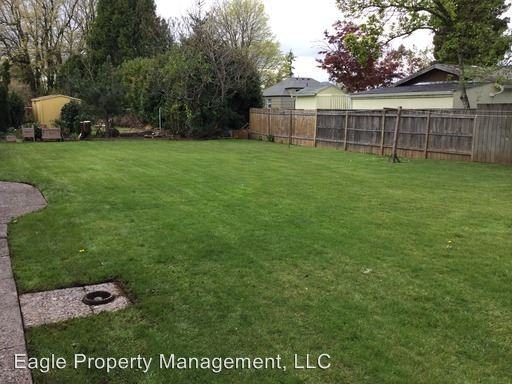 653 NE 4th St - Photo 2 of 12