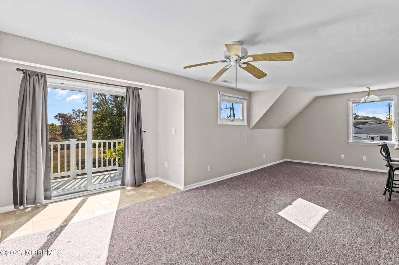 633 Manetta Dr N - Photo 3 of 28