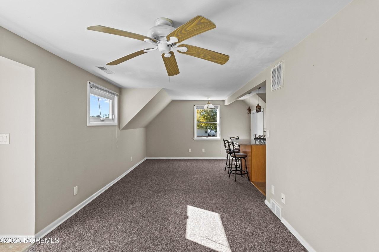 633 Manetta Dr N - Photo 4 of 28