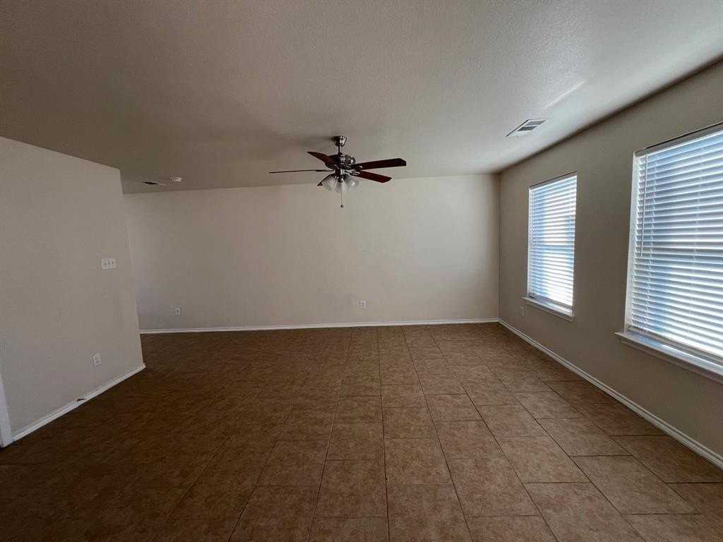 711 E College St - Photo 2 of 14