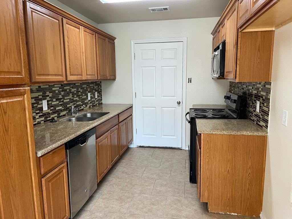 711 E College St - Photo 3 of 14