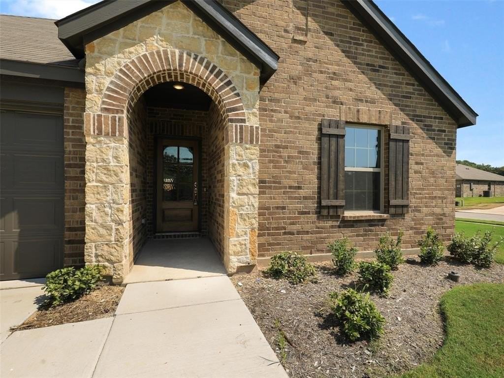 1904 Saint James Place Ln - Photo 2 of 24