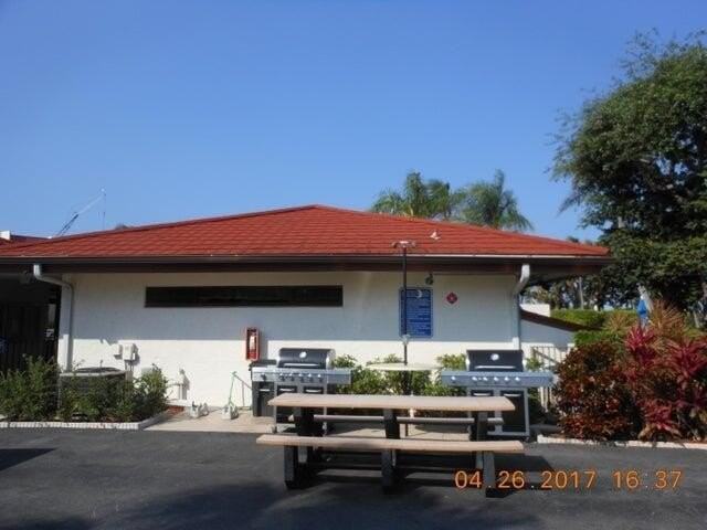 110 Half Moon Cir #E2 - Photo 7 of 14