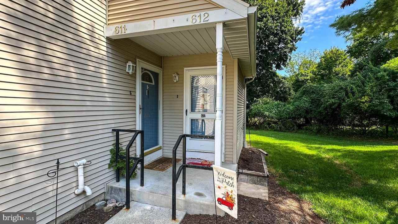 611 Maplewood Ave - Photo 3 of 15