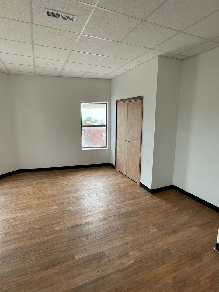 1109 Central, Renovated Historic Living! - Photo 4 of 18