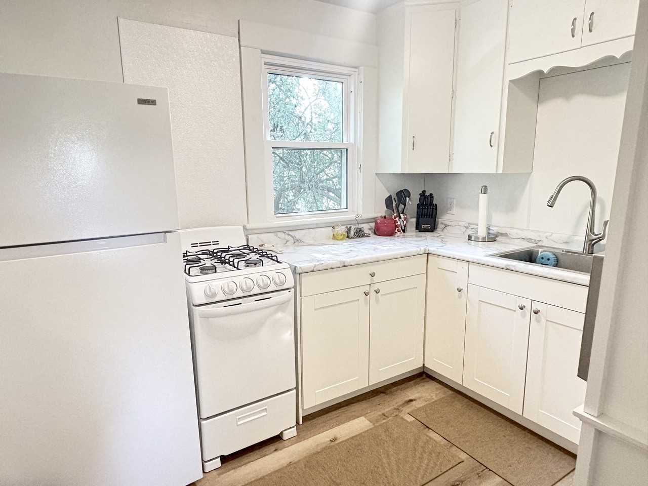 426 Leonard St Ne #B - Photo 7 of 15