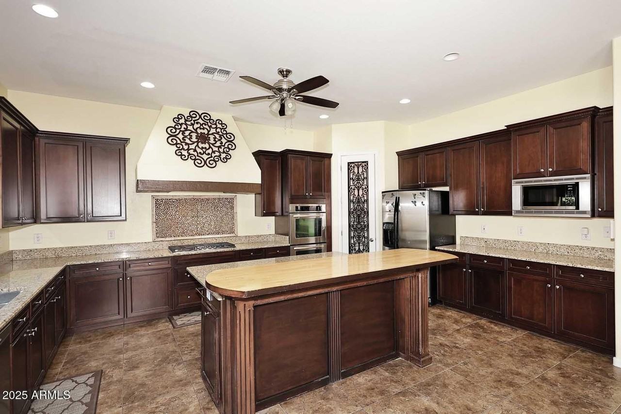 2422 E Charlotte Dr - Photo 4 of 50