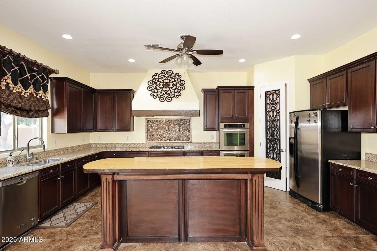 2422 E Charlotte Dr - Photo 5 of 50