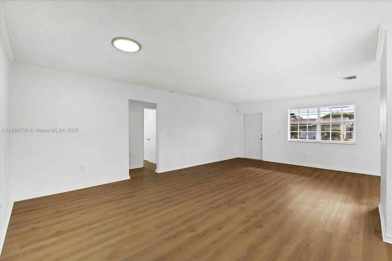 4090 Sw 69th Ave - Photo 2 of 25