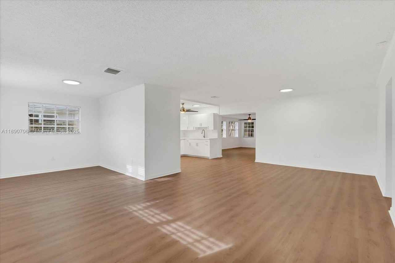 4090 Sw 69th Ave - Photo 4 of 25