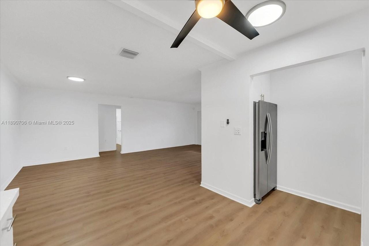 4090 Sw 69th Ave - Photo 5 of 25