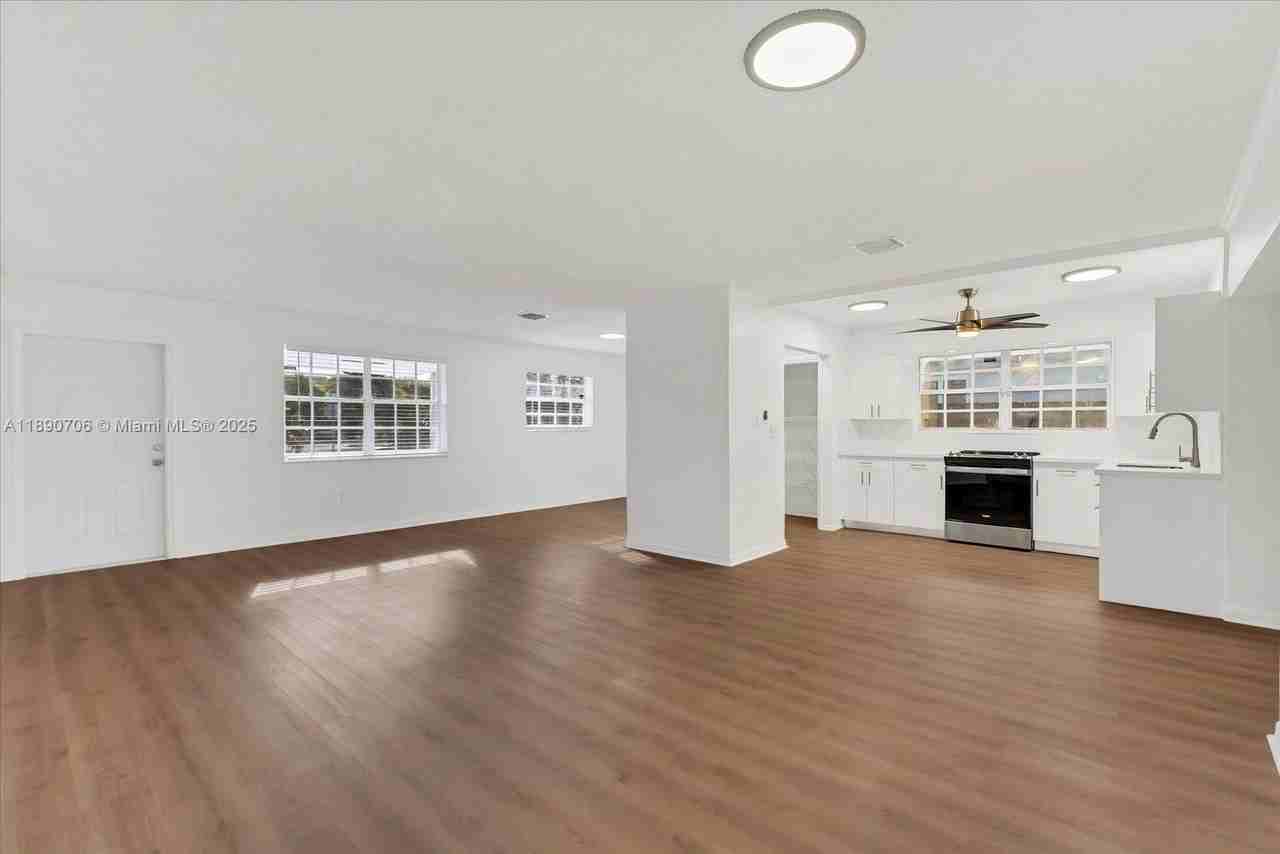 4090 Sw 69th Ave - Photo 6 of 25