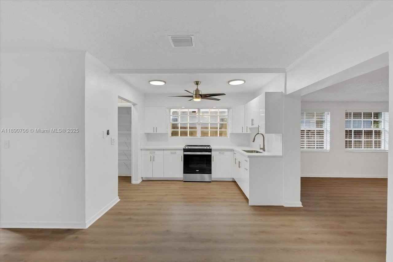 4090 Sw 69th Ave - Photo 7 of 25