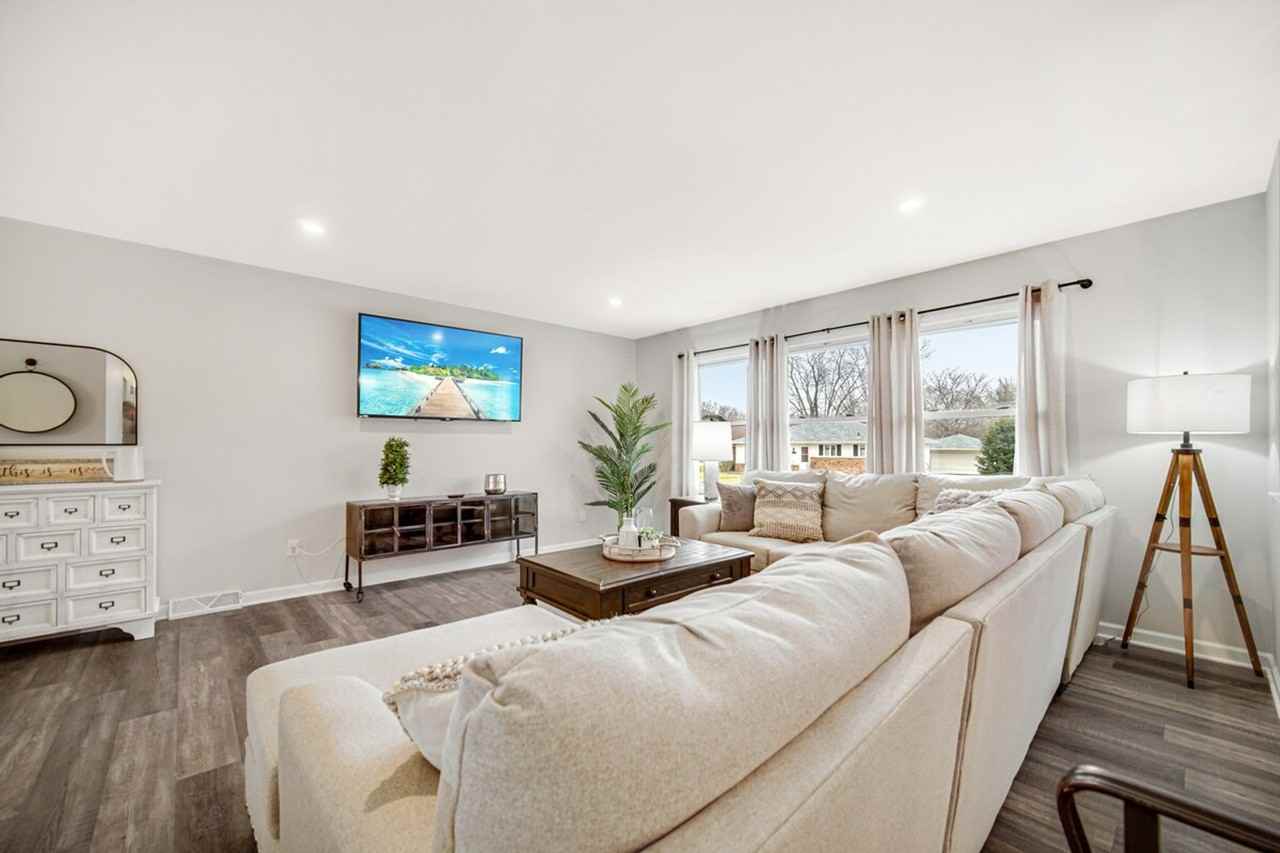 560 Kathleen Dr #1301332P - Photo 2 of 21