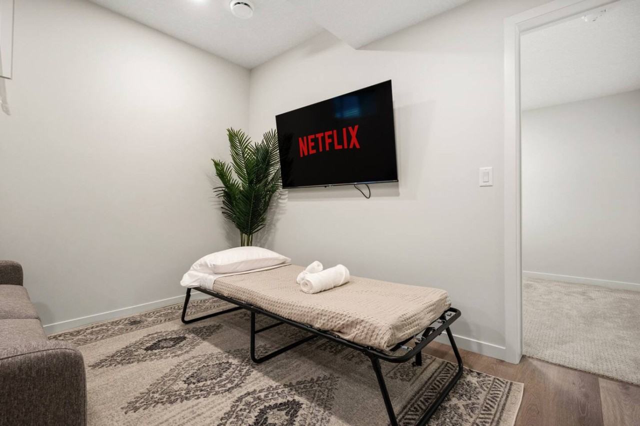 147 Edith Drive Northwest - Photo 4 of 102