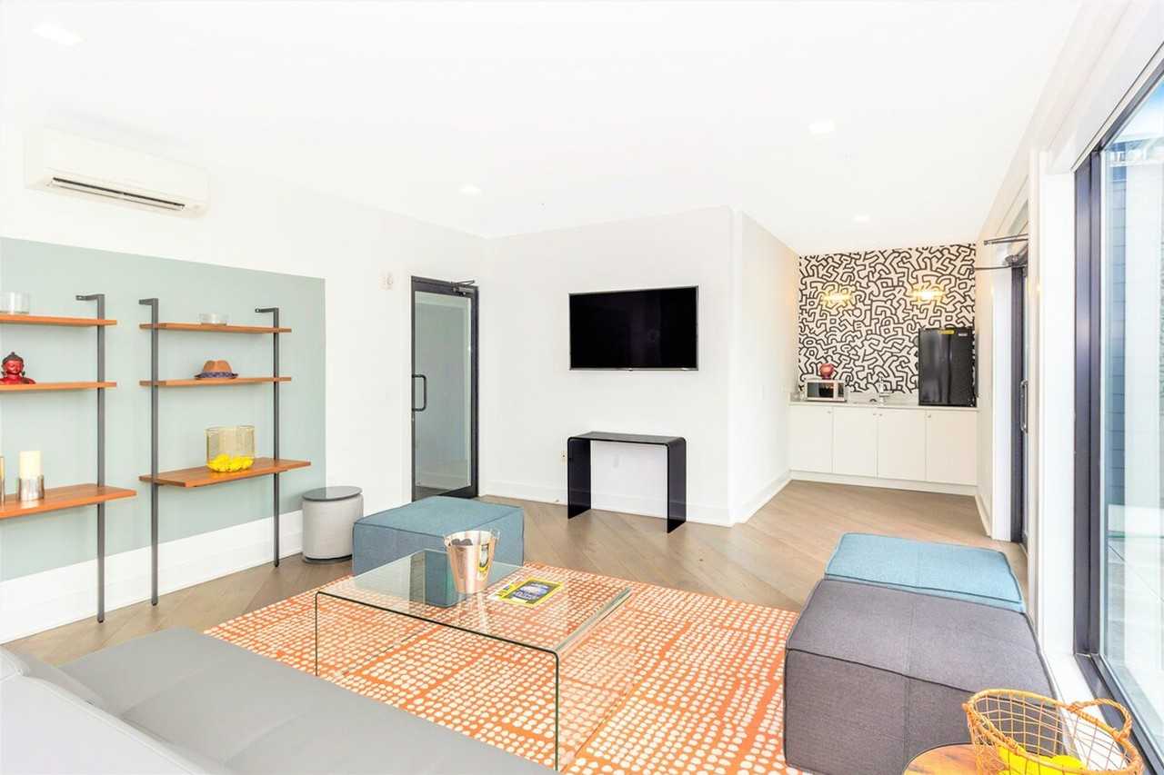 1414 Grand St #1295530P - Photo 5 of 22