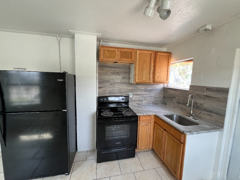 1318 Se 7th Ave - Photo 3 of 10