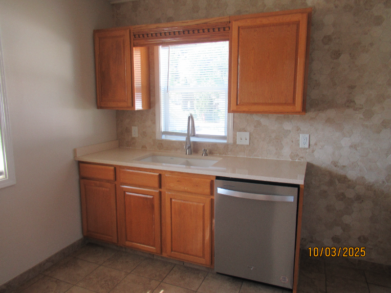 400 E Watrous Ave - Photo 3 of 16