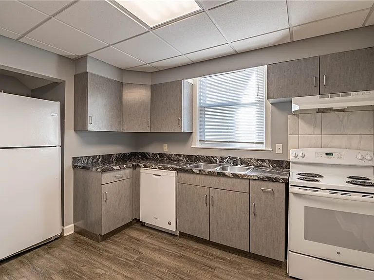 1019 W Wood St - Photo 3 of 15