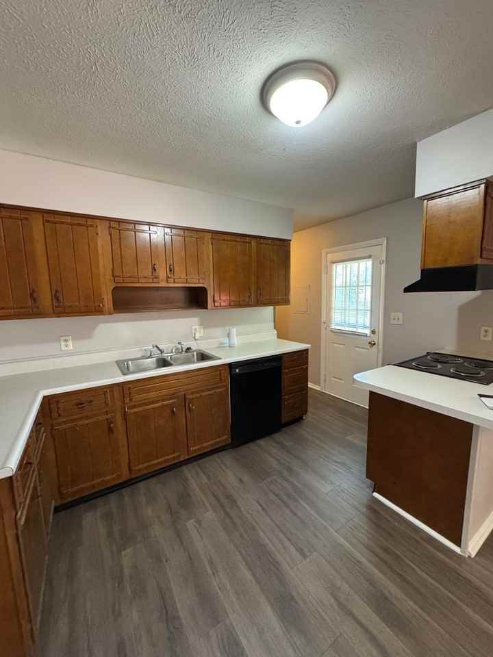 2610 Saturn Dr - Photo 2 of 14