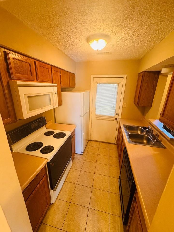 6911 Kings Crossing Way - Photo 3 of 11