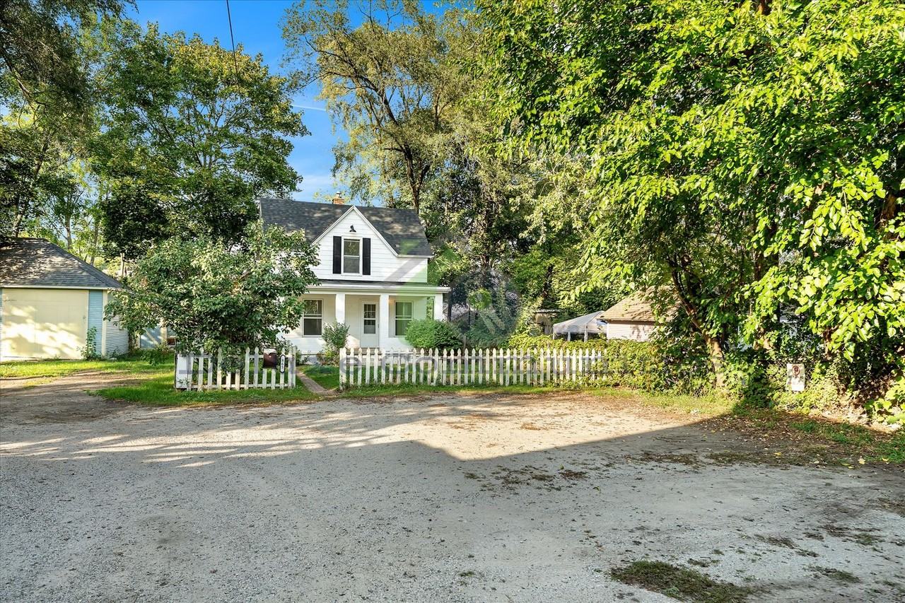 865 10th St Nw - Photo 3 of 32