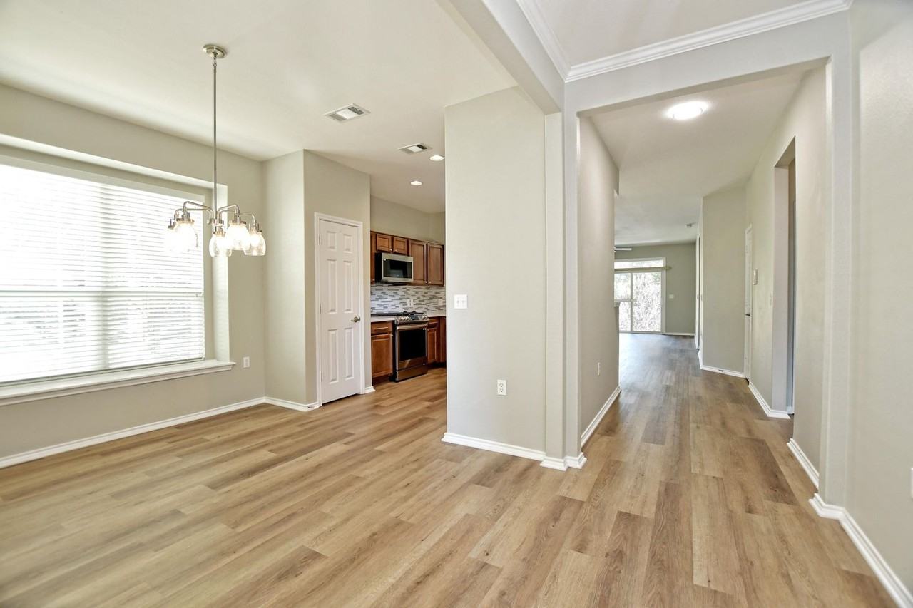 313 Essex Ln - Photo 3 of 30