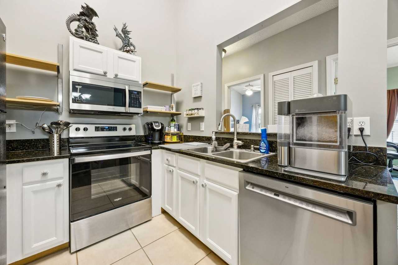 1601 Nectarine St #G8 - Photo 6 of 30