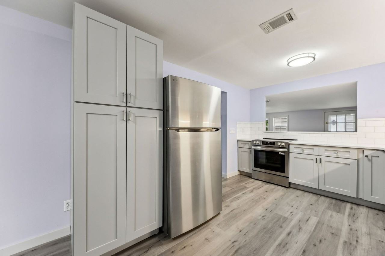 5004 Karen Street - Photo 4 of 34