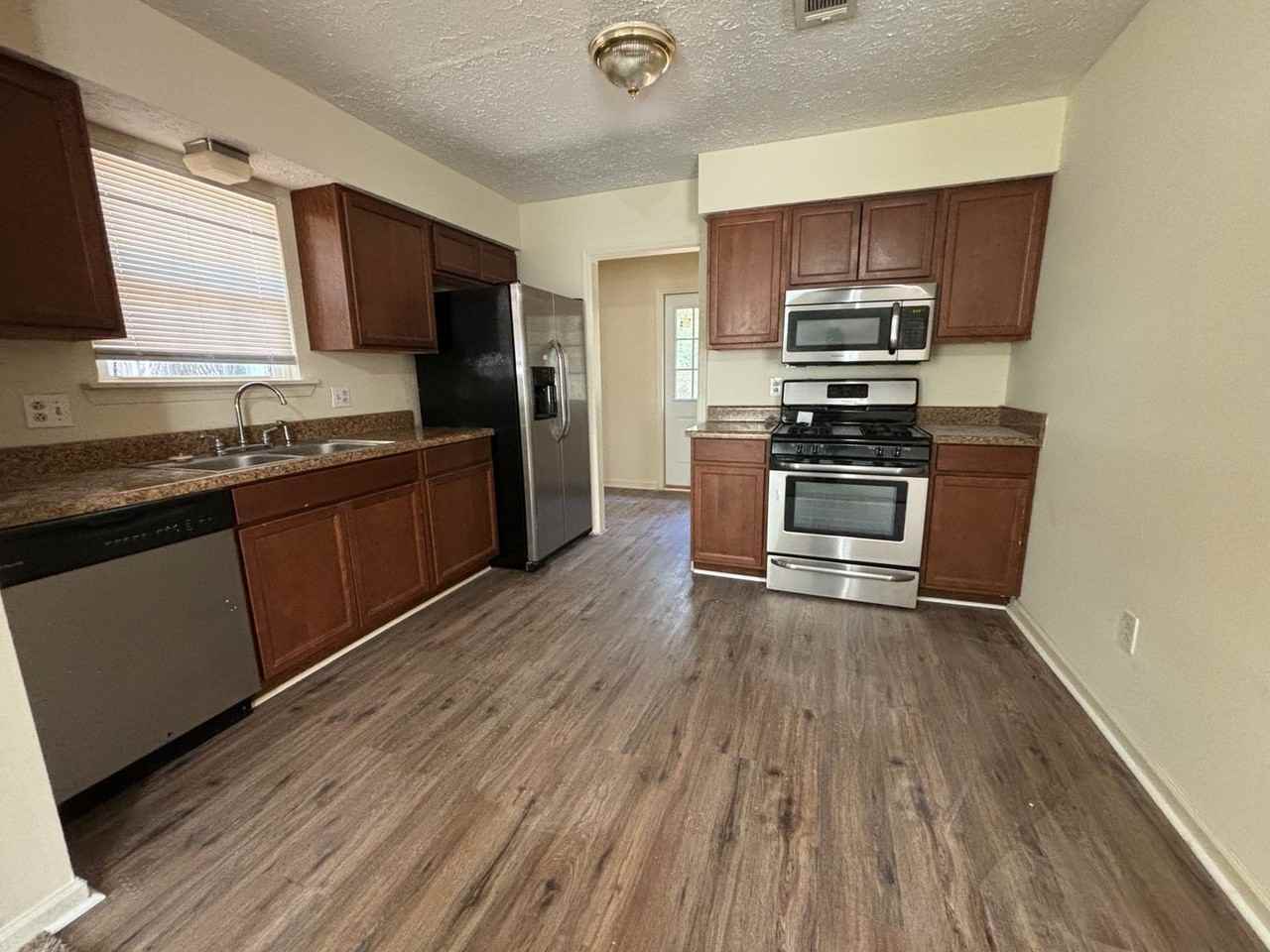 958 Pleasant Ave - Photo 4 of 11