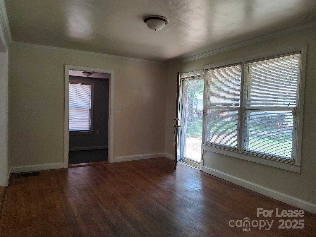 322 Hartford Ave - Photo 2 of 9