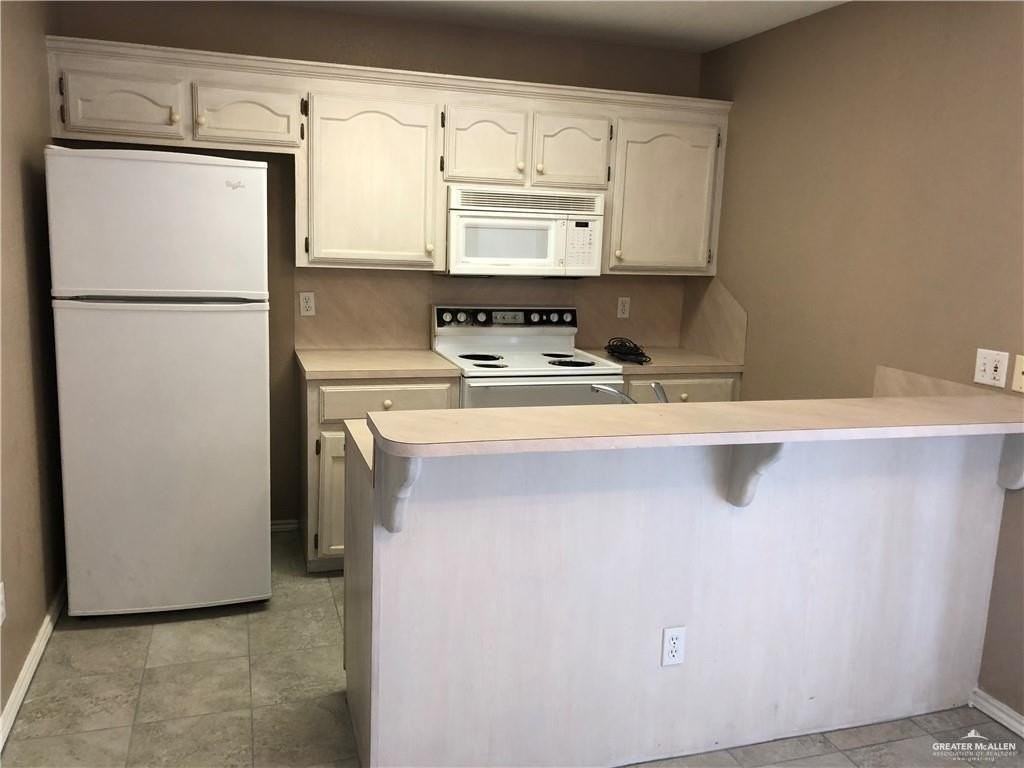 1900 Summer Breeze St - Photo 4 of 9