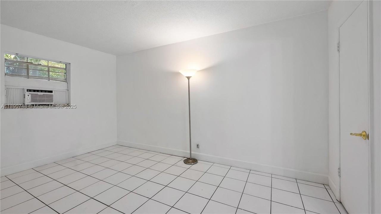 400 Se 31st St #3 - Photo 5 of 15