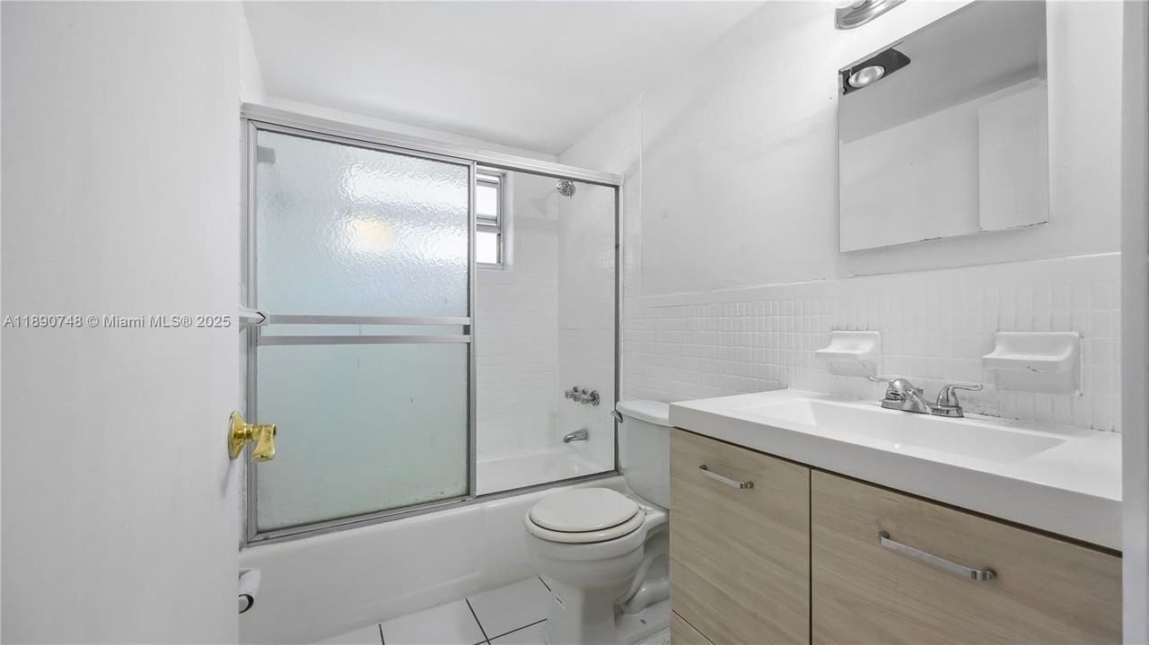 400 Se 31st St #3 - Photo 7 of 15