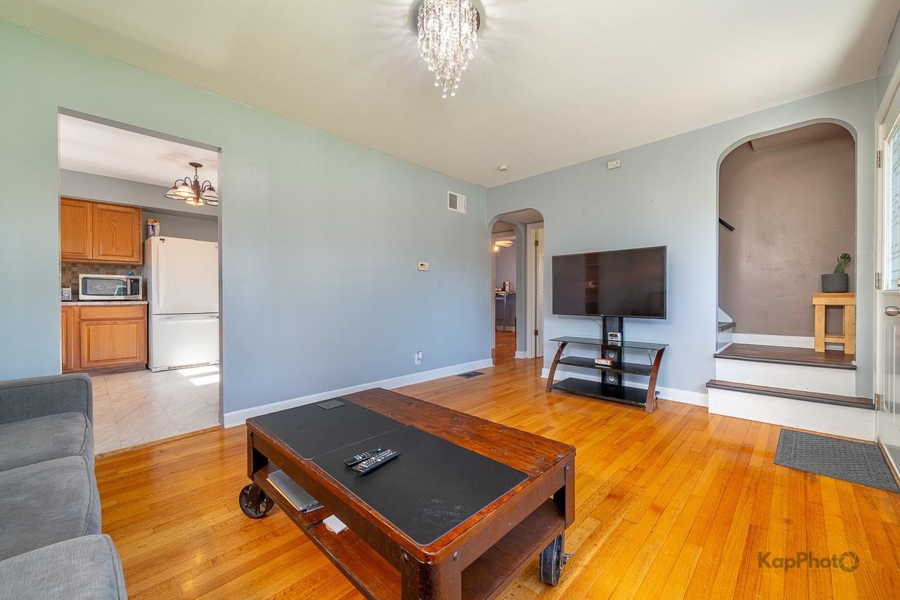 7828 Suburban Ln - Photo 3 of 30