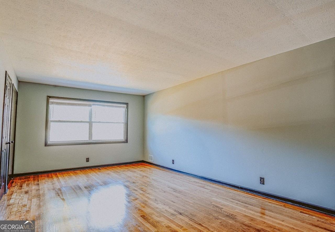 2877 Whispering Hills Dr - Photo 3 of 17