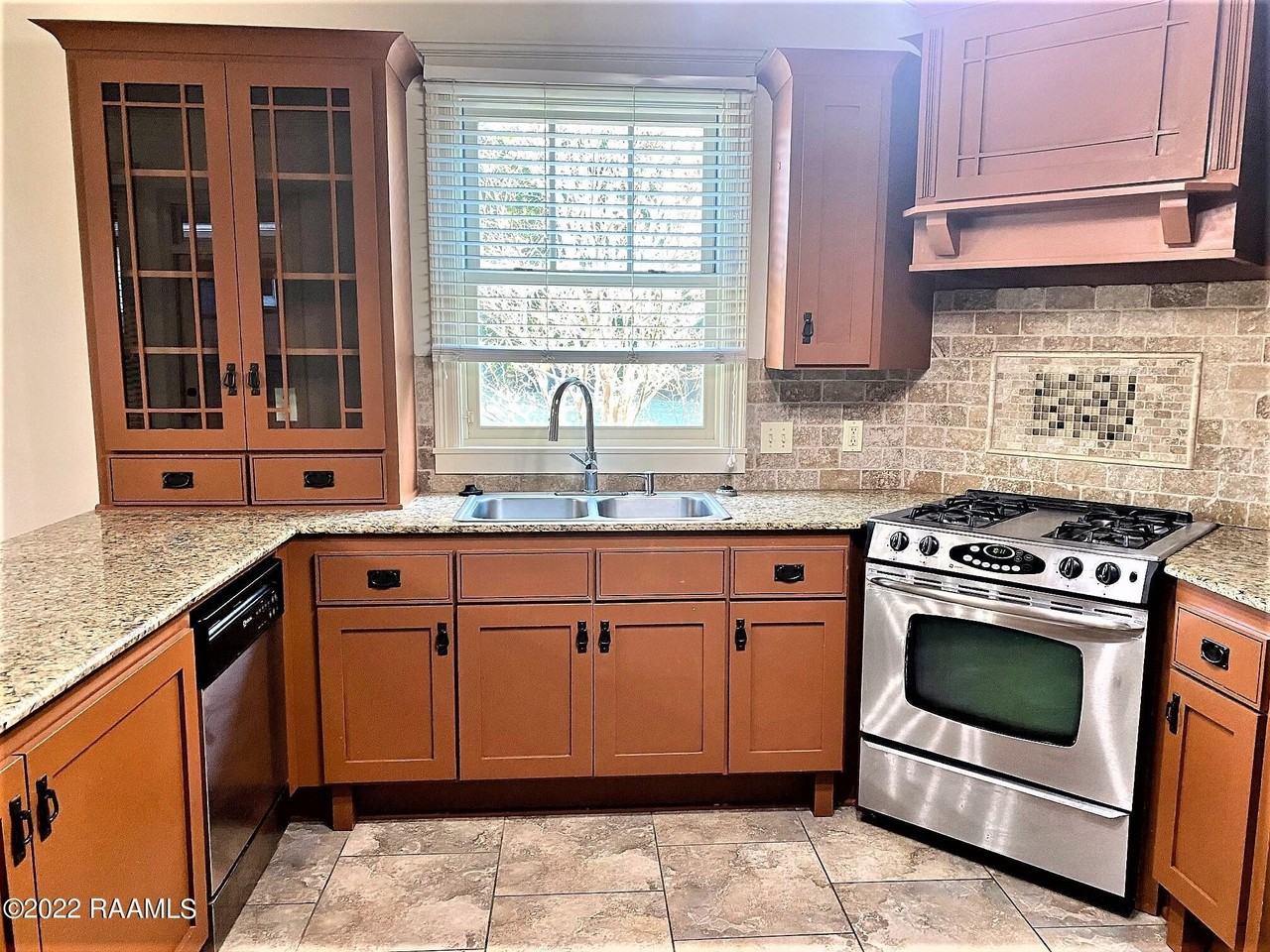 111 Hallmark Ave - Photo 3 of 18