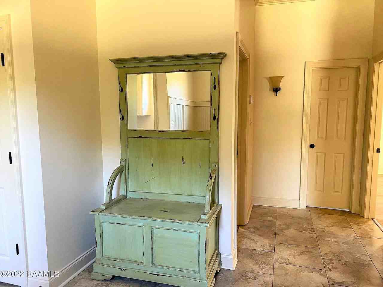 111 Hallmark Ave - Photo 6 of 18