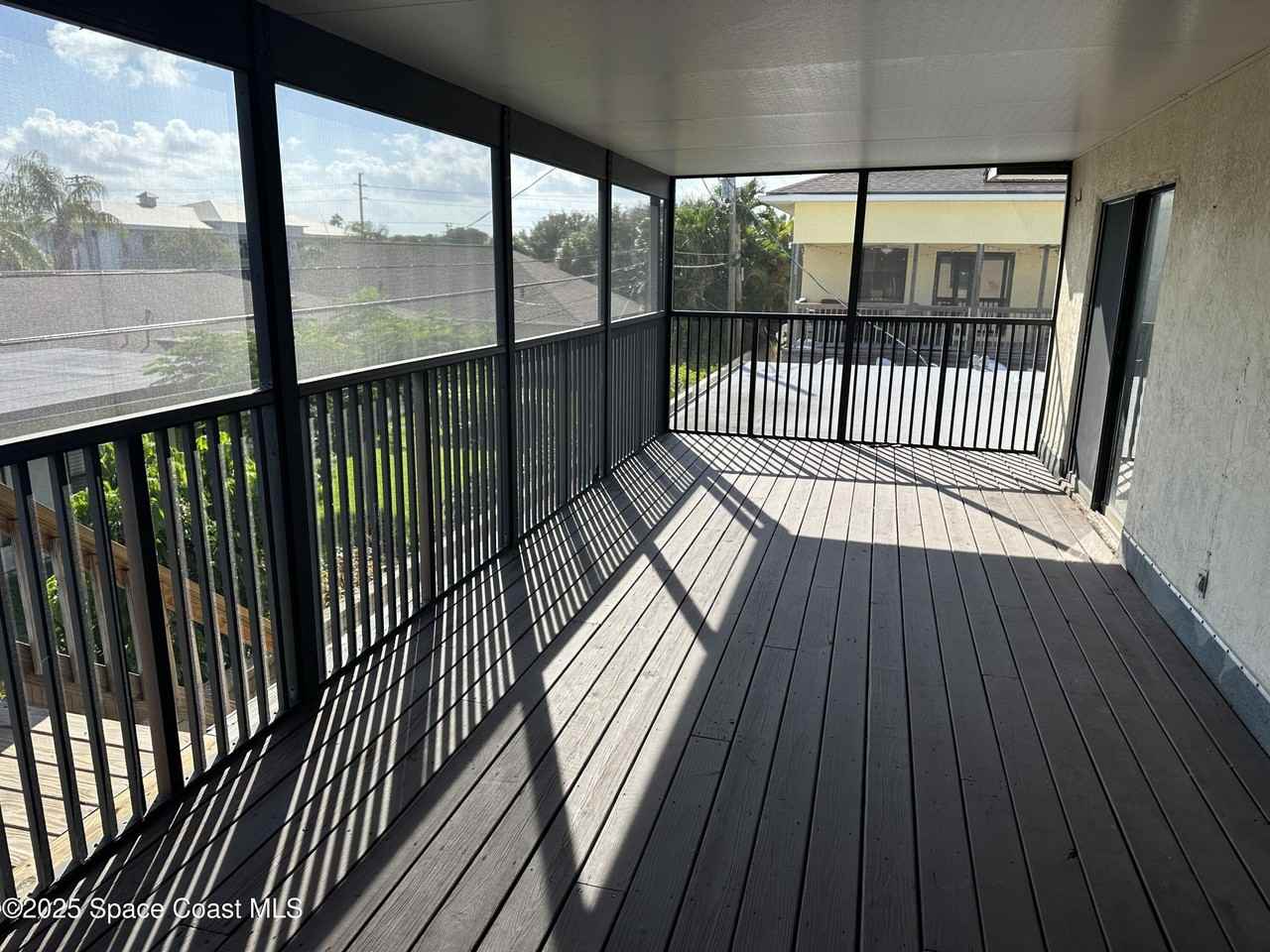 565 Jackson Ave - Photo 2 of 15